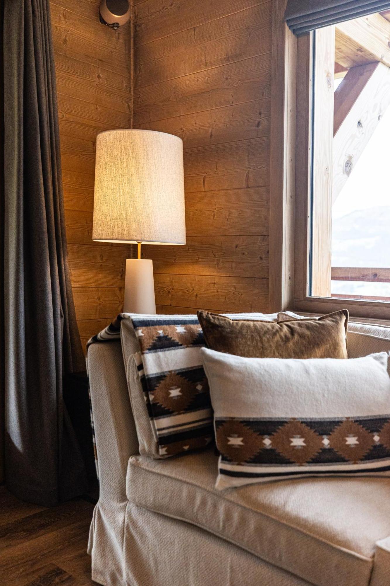 Luxury Chalet, Sleeps 8 With Mountain Views And Jacuzzi Chalet
