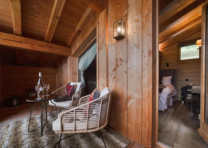 Luxury Megeve Chalet, Sleeps 8 With Mountain Views And Jacuzzi
