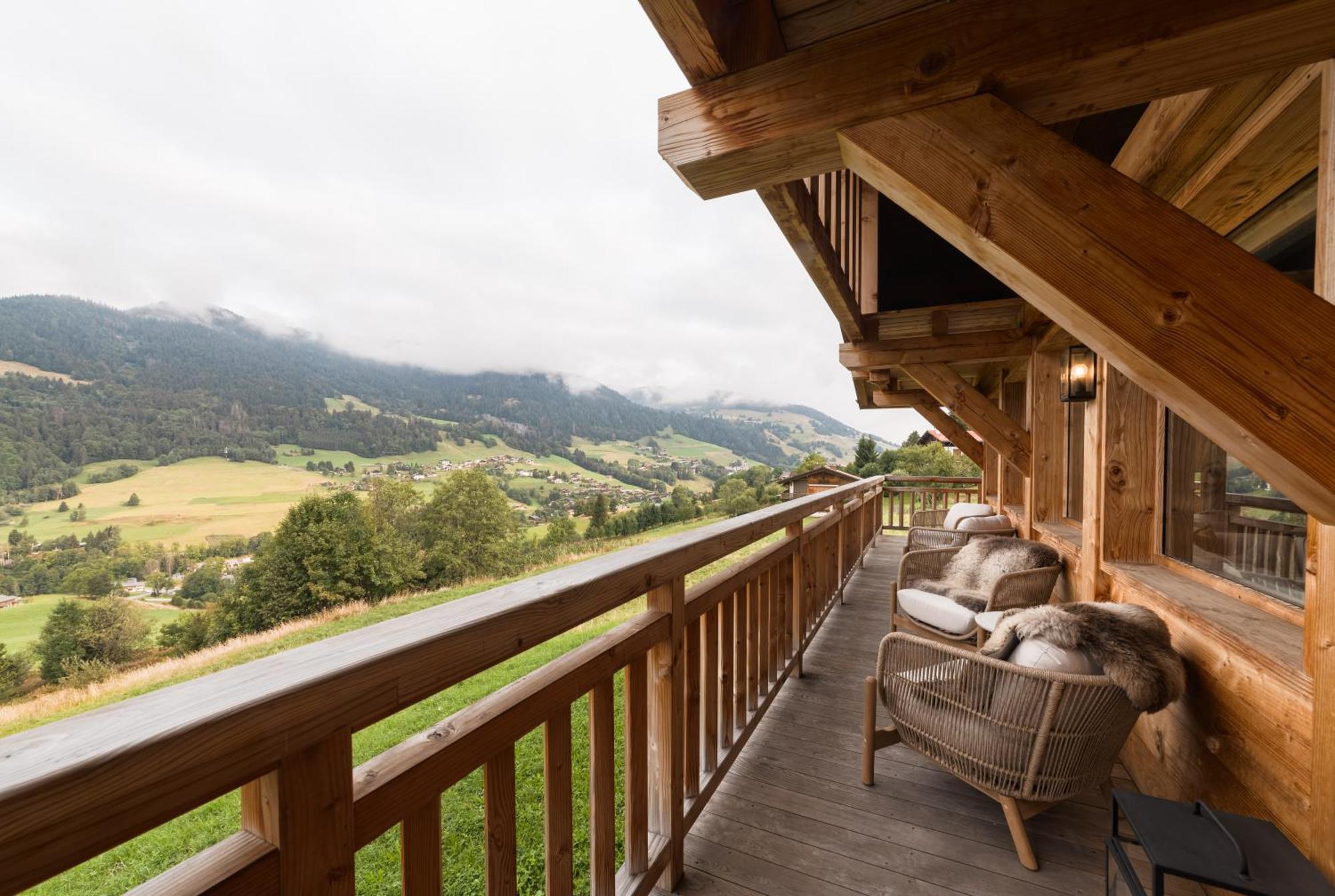 Luxury Chalet, Sleeps 8 With Mountain Views And Jacuzzi Chalet