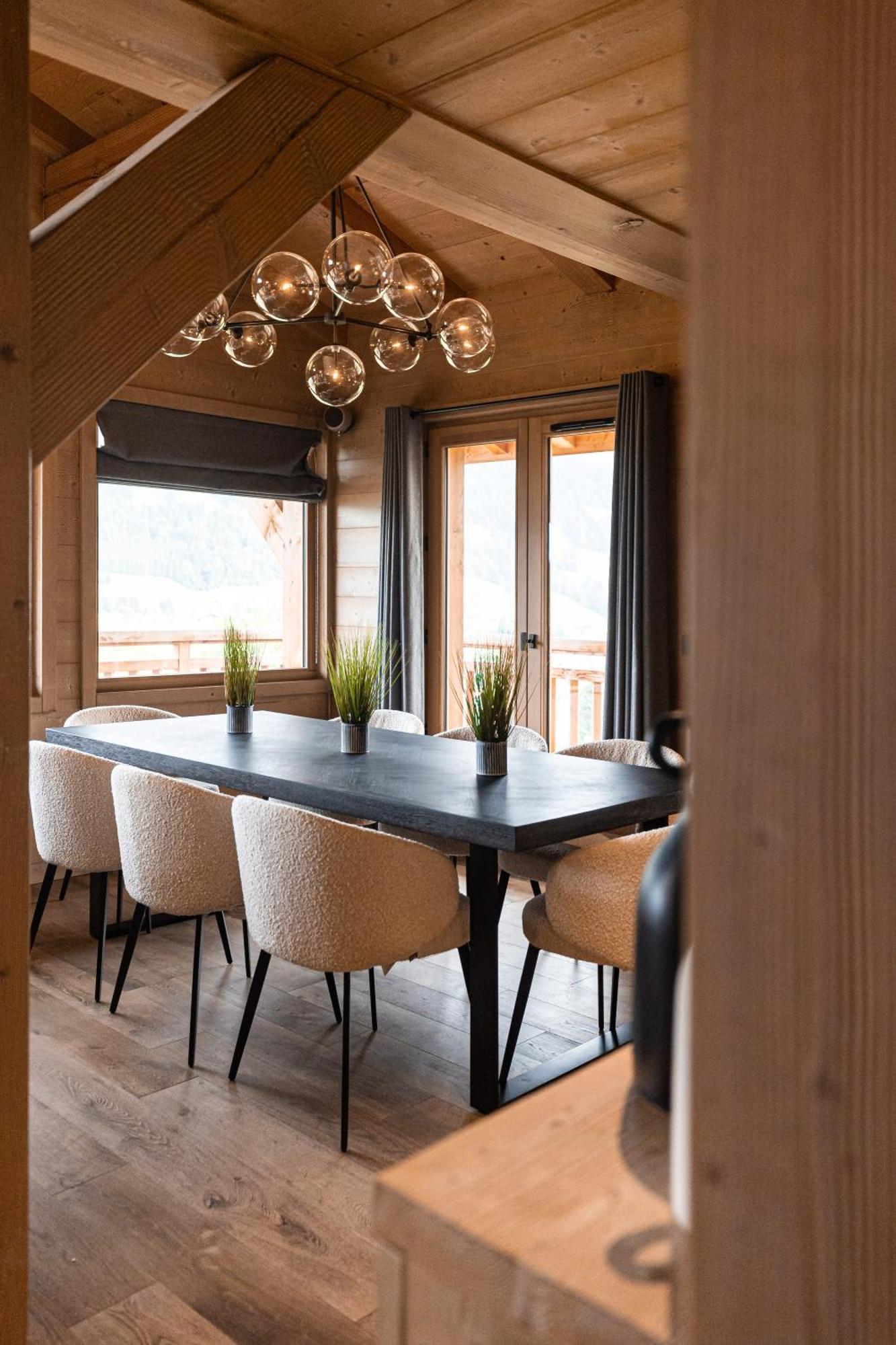 Chalet Luxury Chalet, Sleeps 8 With Mountain Views And Jacuzzi *